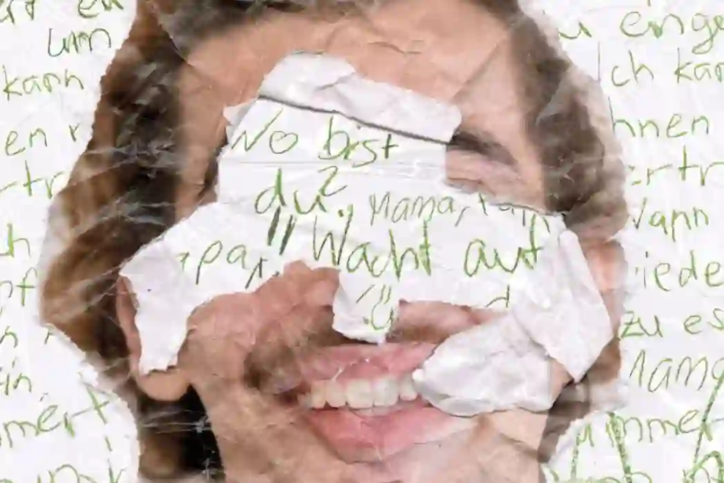 Portrait einer Person auf zerknittertem Papier, das Gesicht herausgerissen, darunter sichtbar gewordene Kinderschrift