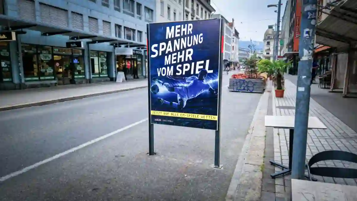 Plakat auf dem draufsteht "Mehr Spannung, mehr Spiel" in der Einkaufsstrasse von Biel.